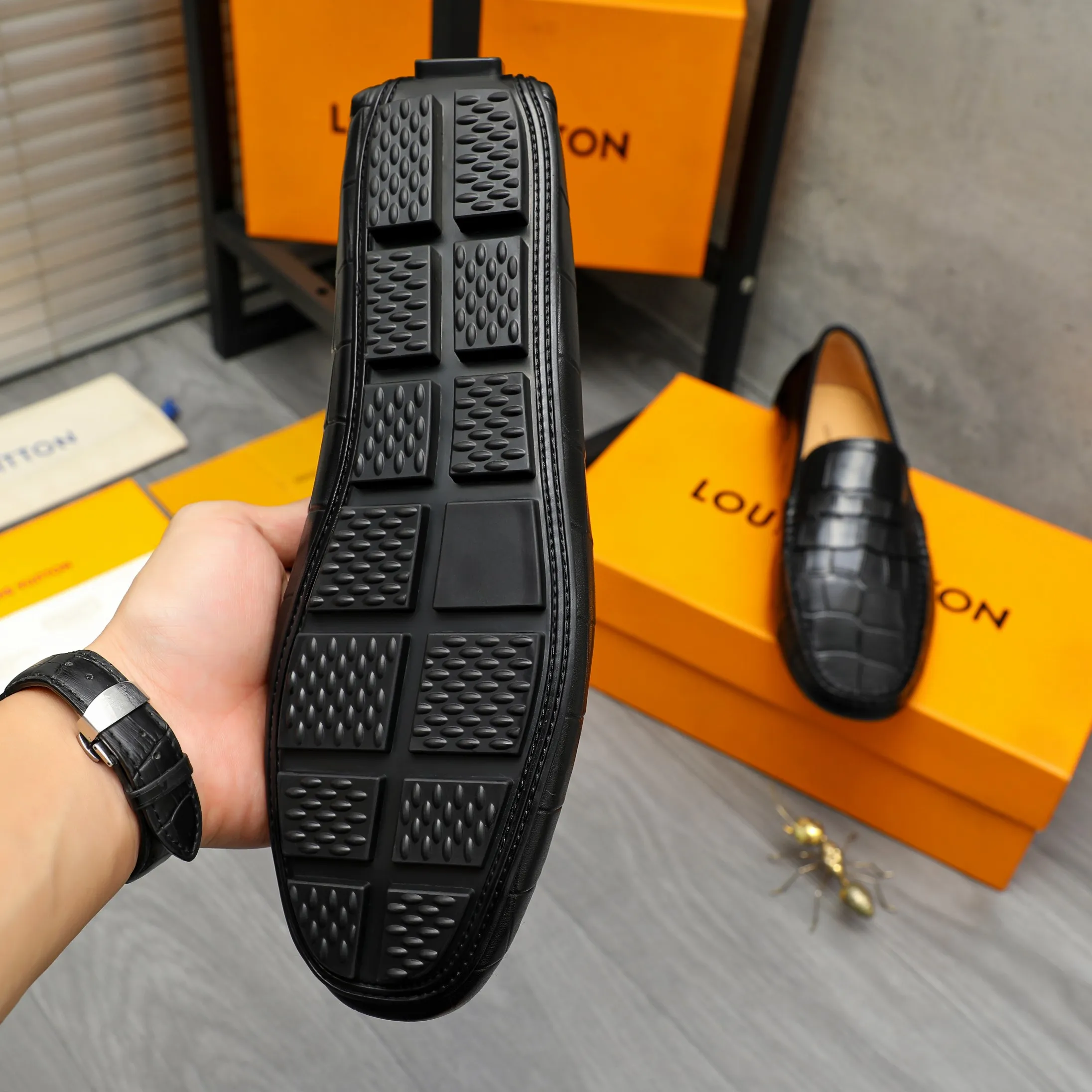 Men's shoes 💰380 Product trademark: LV "Louis Vuitton" casual slip-on shoes Regular size: 38-45 (45 is custom-made and non-returnable) Product materials: Selected stone pattern embossed cowhide upper, pigskin lining, rubber outsole